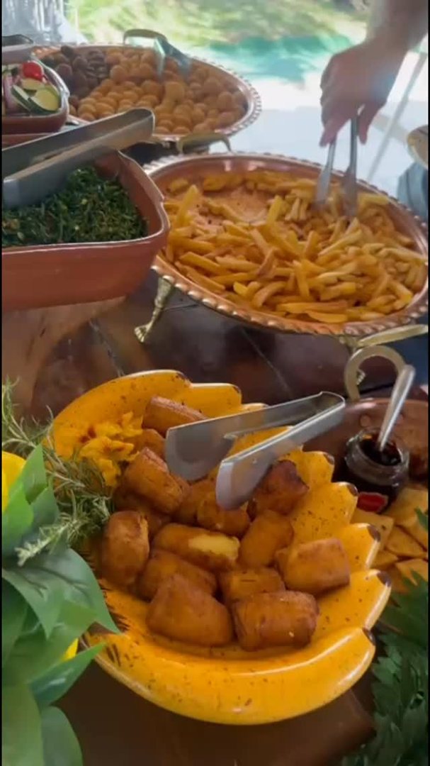 Buffet de almoço servido no evento